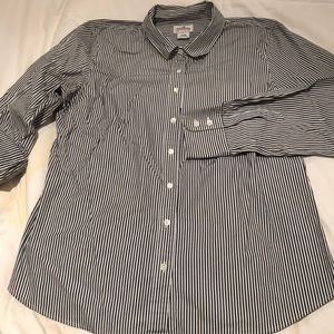 Tailored striped shirt in a stretchy fabric.